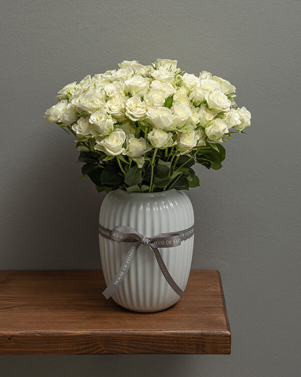 RICHMOND VASE WITH BABY ROSES
